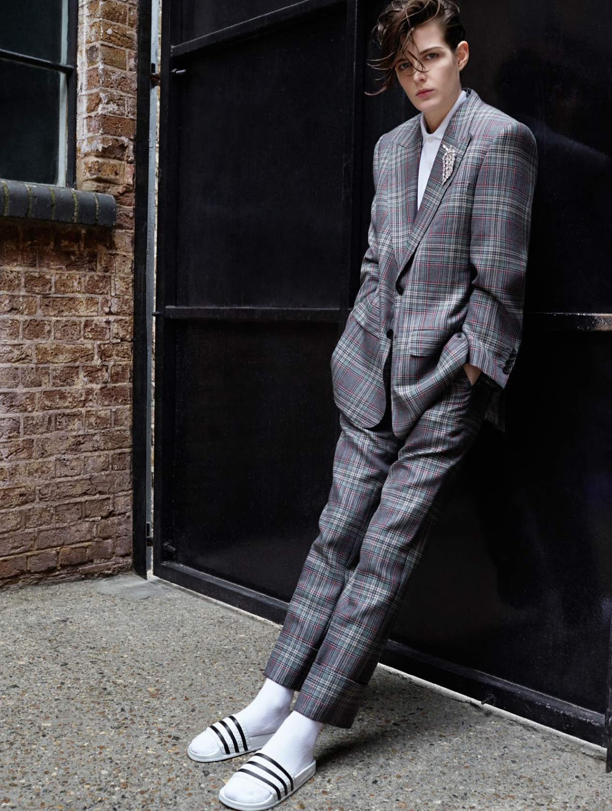 стиль boyish. французский шик утонченный образ парижанки. деловой стиль одежды женский. кода мода. модный показ в париже карл лагерфельд.