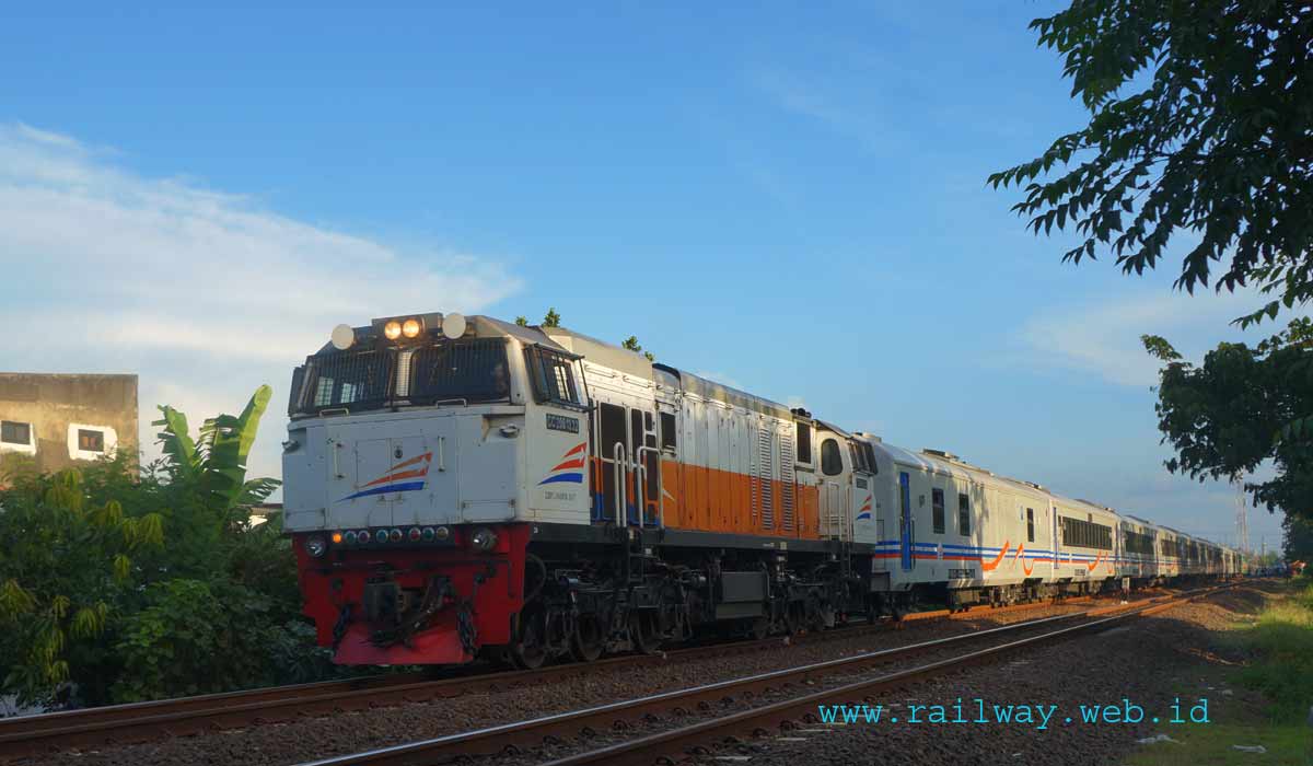 Поезд сумчанин сумы москва. Trains website. Локомотив жд. Southern поезд. Trains website.