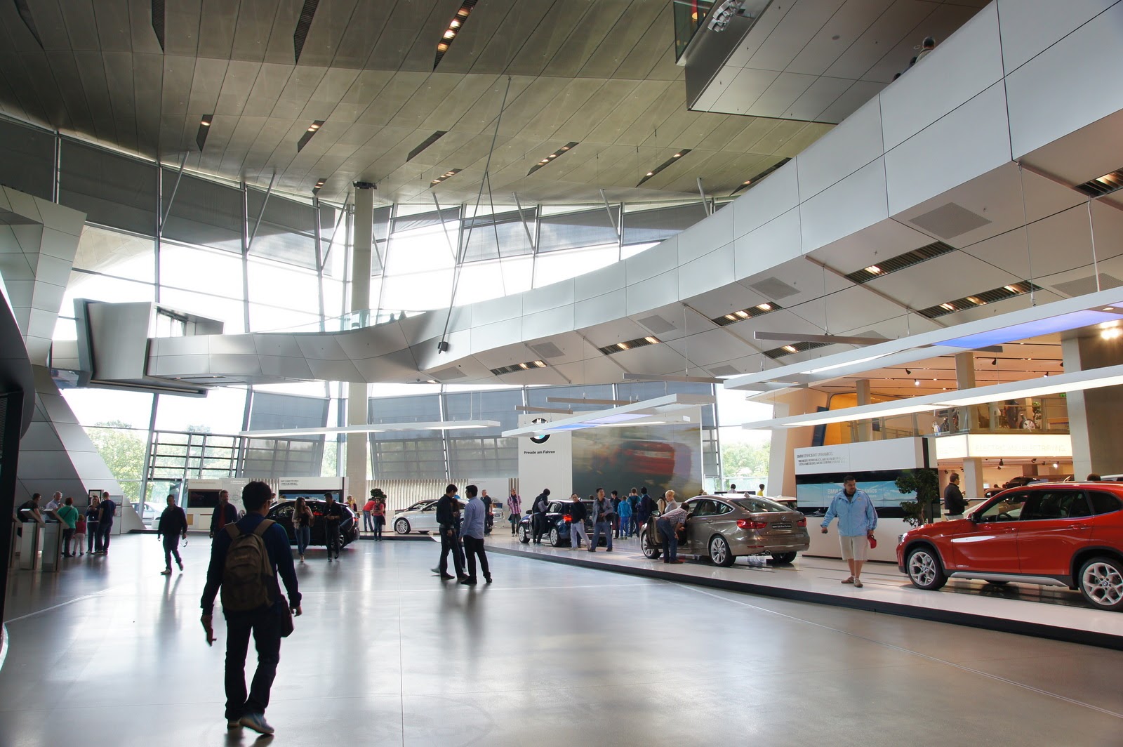 Just Need To Get Closer 德奧捷鐵腿行 6 1 6 2 慕尼黑bmw Welt Marienplatz Wurst品嚐 法蘭克福中央車站及市區