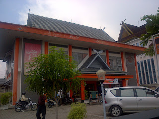 Pandangan dari gerbang masuk dari sudut kanan depan Kantorpos Tembilahan