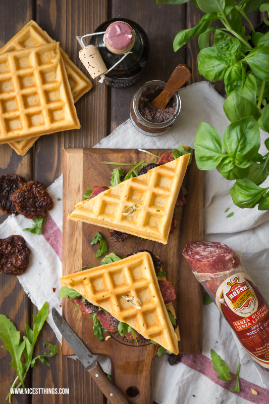 Waffel Sandwiches Rezept mit herzhaften Waffeln und Salsiccia #waffeln #sandwich #waffelsandwich