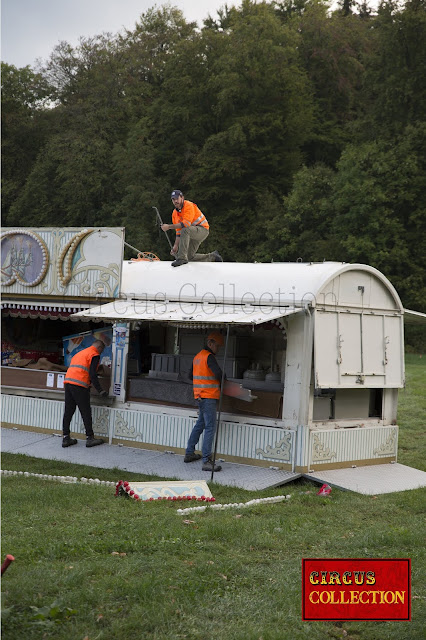 Devant le chapiteau, les employés du cirque Knie installent le grand et le petit buffet puis montent la tente d'entrée du cirque. ( Bulle le 24 septembre 2018 ) photo Philippe Ros