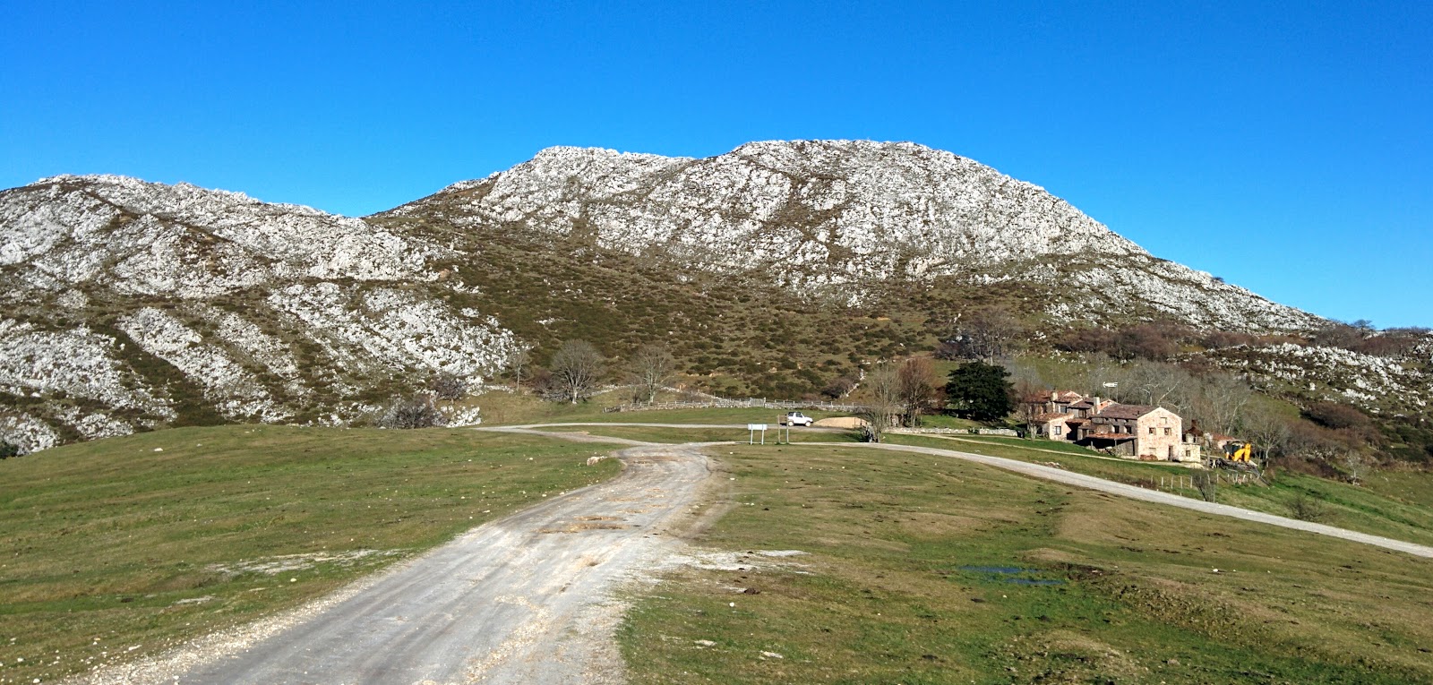 A lo bouzo Peñamayor desde les Praeres [Nava]