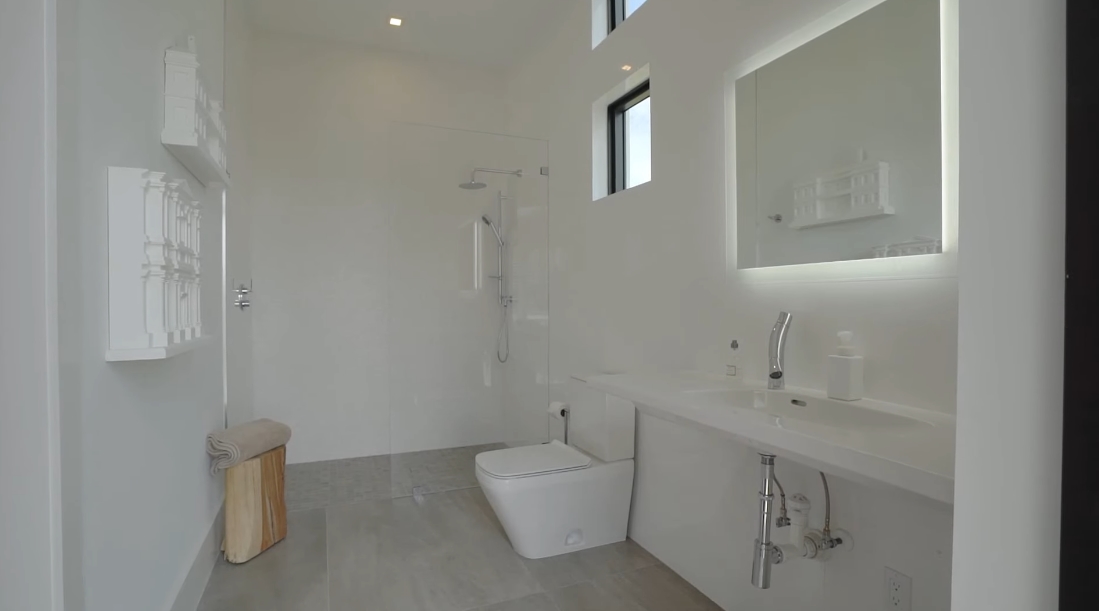Tour 2900 NE 24th Ct, Fort Lauderdale, FL vs. 39 Interior Design Photos