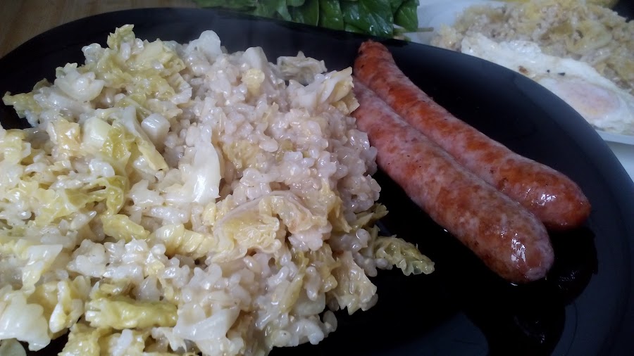 Arroz integral con repollo y acompañamiento