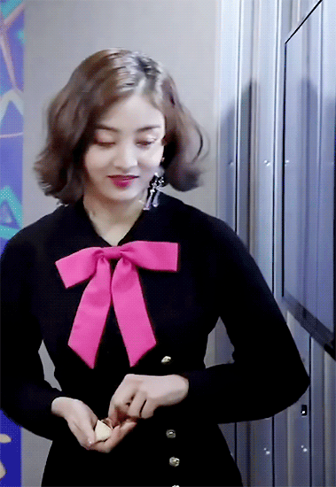 치명적인 쯔위 미모 & 셀카 찍는 지효