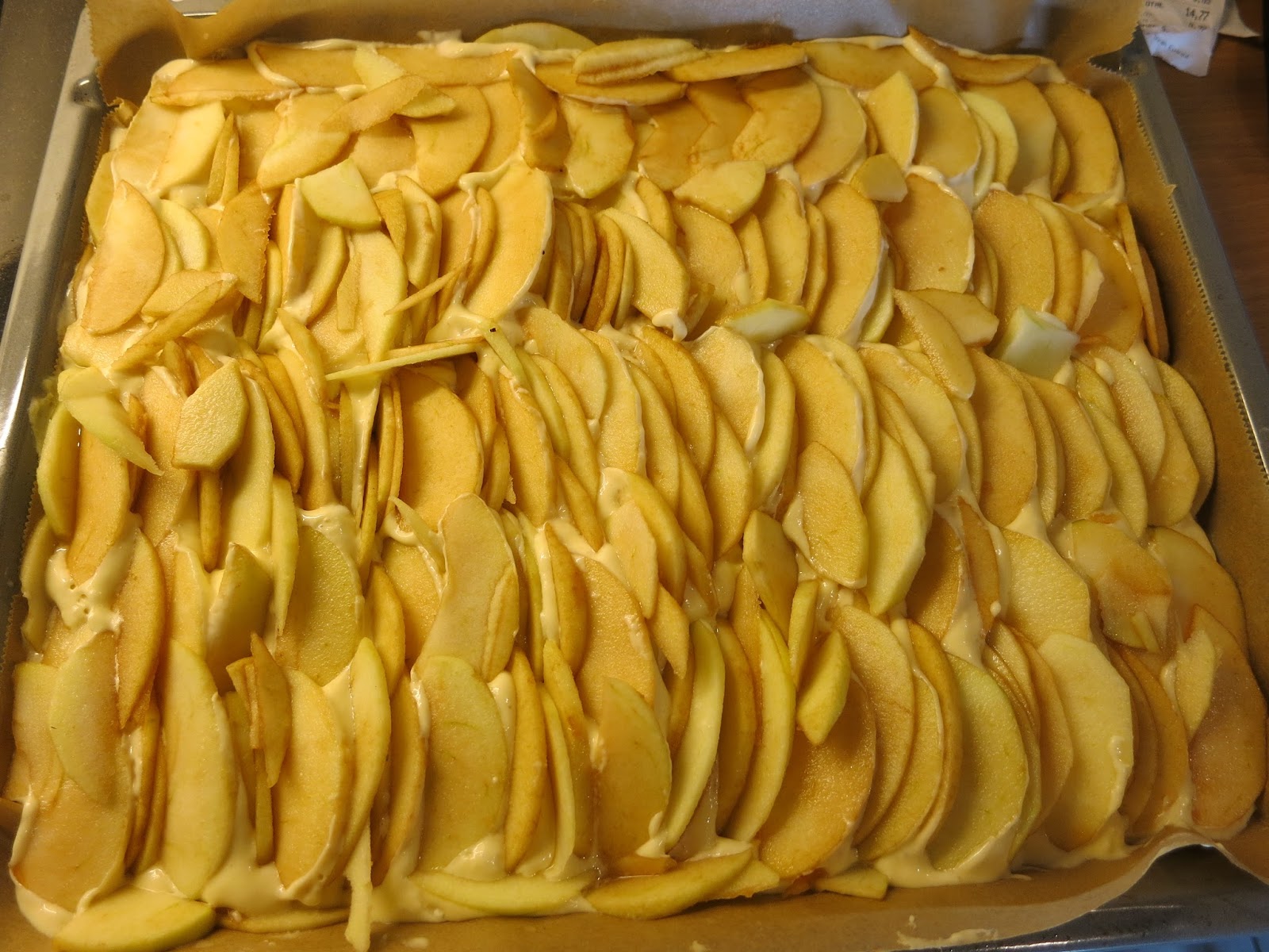 Saftiger Apfelkuchen vom Blech mit Mandelguss