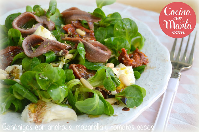 Ensalada De Canónigos, Anchoas, Mozarella Y Tomates Secos
