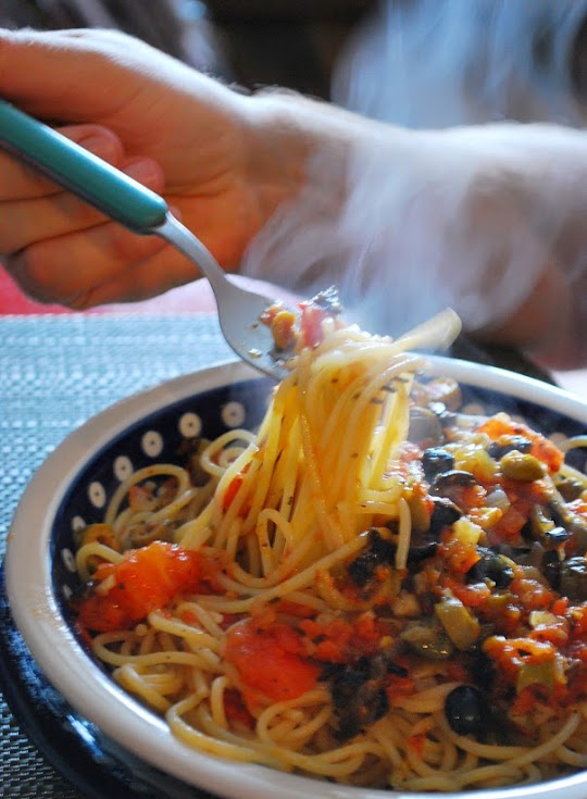 Spaghetti z oliwkami, kaparami i pomidorami