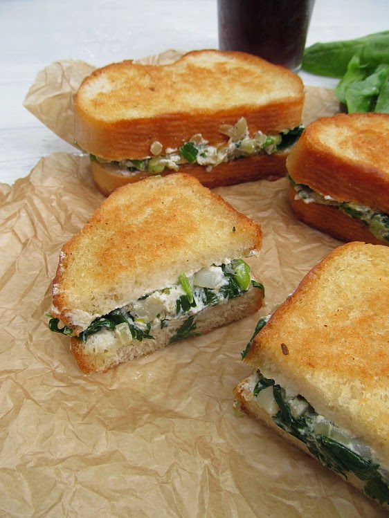 брускетта авокадо шпинат. бутерброды со шпинатом. бутербродики со шпинатом. сэндвич со шпинатом. бутерброды со шпинатом.