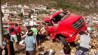 Neste sábado, 19, por volta das 14 h 50 minutos, um Caminhão Mercedes vermelho de placa OEO-9178 de São Domingos/SE, carregado de melão capotou na entrada da cidade na curva do Bairro da Grotinha de Jacobina