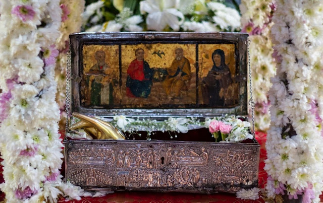 Η λειψανοθήκη με τη δεξιά χείρα του Αγίου Πολυκάρπου, του Ιερομάρτυρος Επισκόπου Σμύρνης.