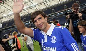 Raul wearing Schalke 04 jersey