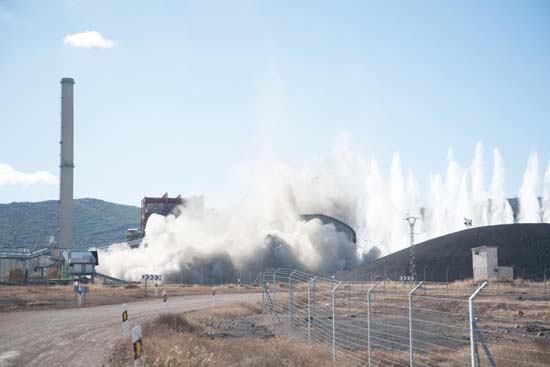 Patrimonio Industrial Arquitectónico Derribo de la chimenea de la