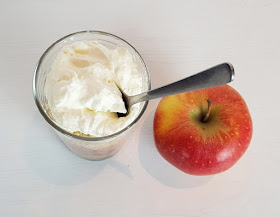 Rezept: Æblekage﻿ - der dänische Apfelkuchen, der keiner ist. Den geschichteten "Kuchen" mit Äpfeln mögen auch Kindern gern!
