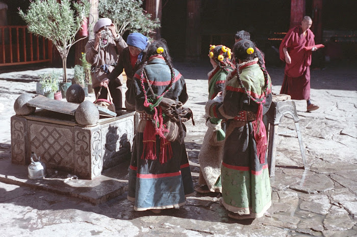 Tibet, Lhassa, Jokhang, tibétaines, © L. Gigout, 1990