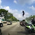 ΟΔΗΓΟΙ ΠΡΟΣΟΧΗ - Τρομακτικό τροχαίο: Οδηγός μηχανής εκσφενδονίστηκε στα 20 μέτρα [video]