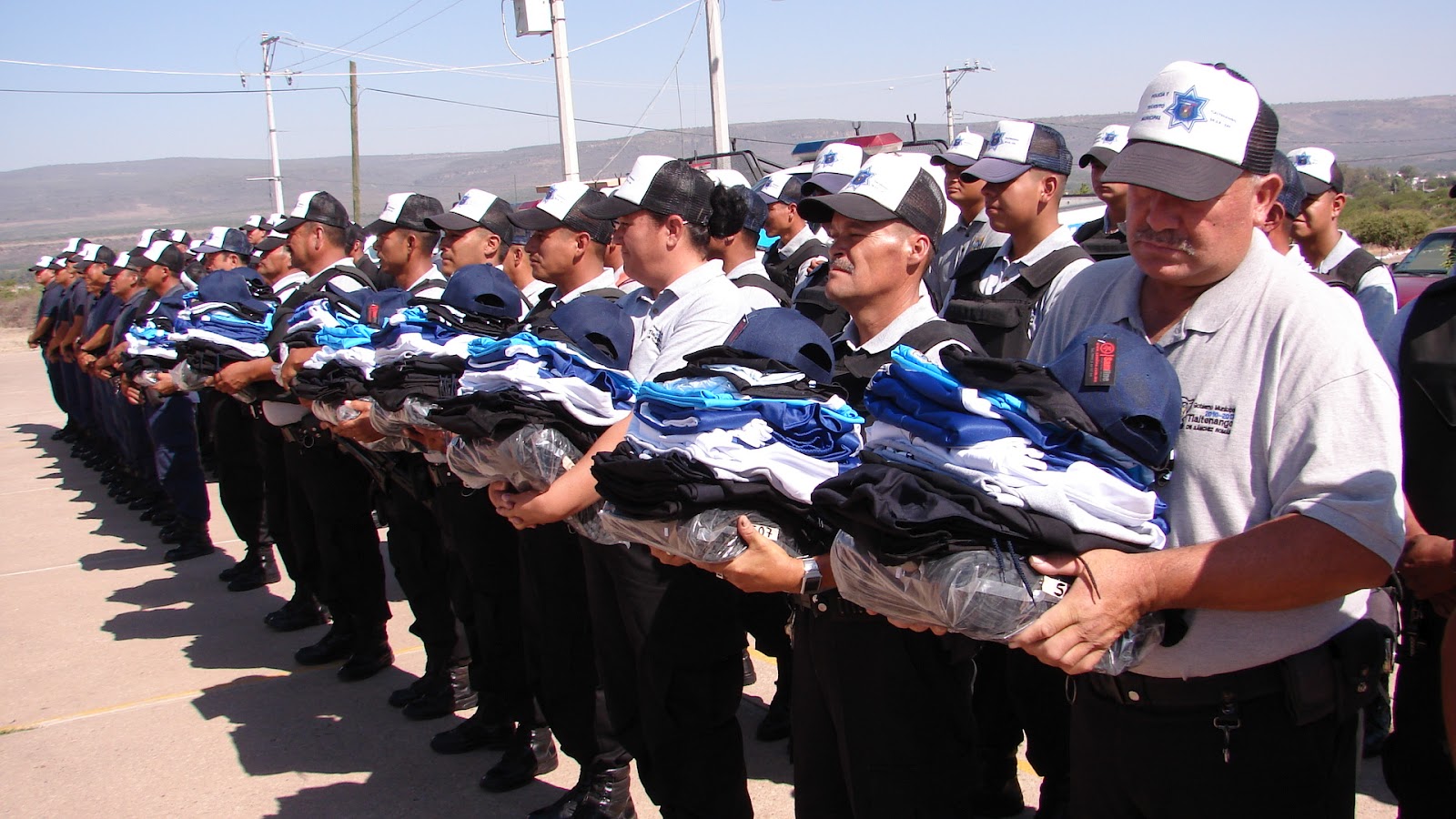 Gobierno de Tlaltenango, Zacatecas: ENTREGAN UNIFORMES A ELEMENTOS DE ...