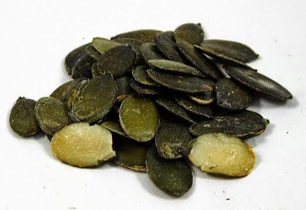 ٩ اسباب عظيمة لتناول بذور القرع أو البزر الأبيض