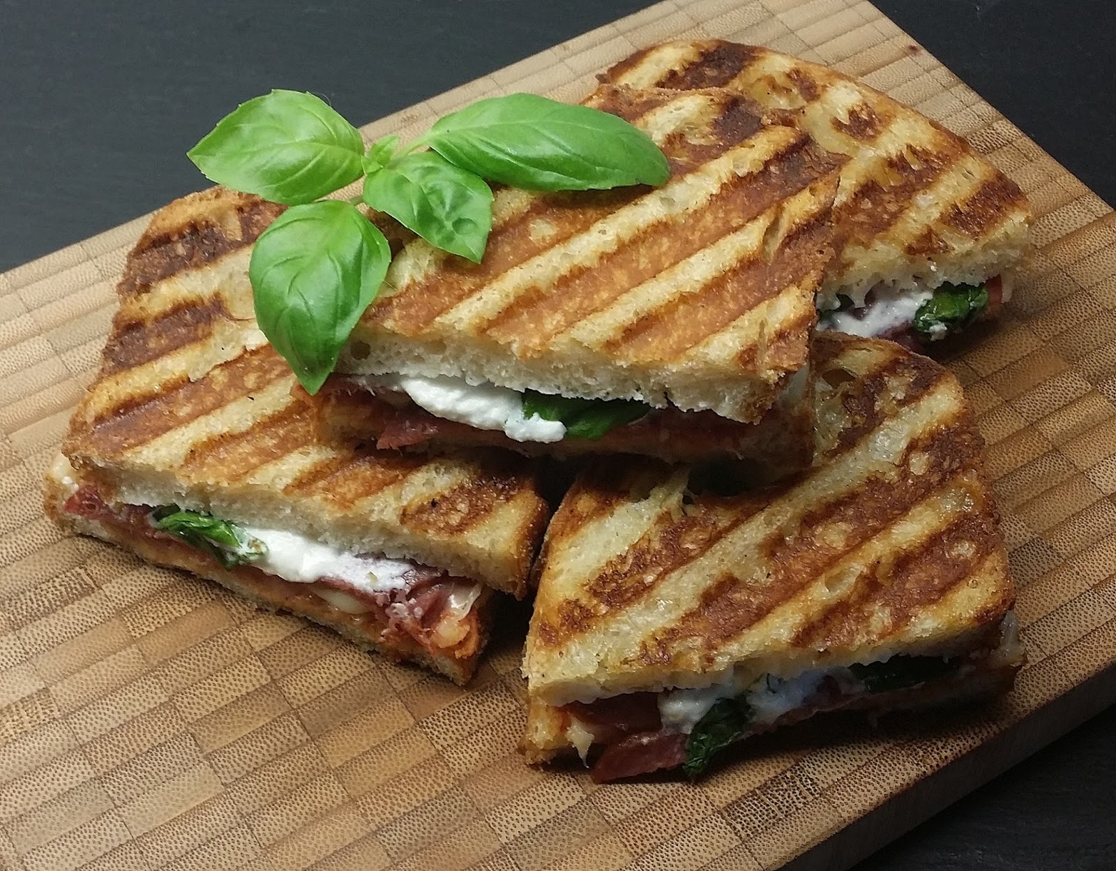 Klidmoster.dk Grillet pizzatoast med salami og gedeost...