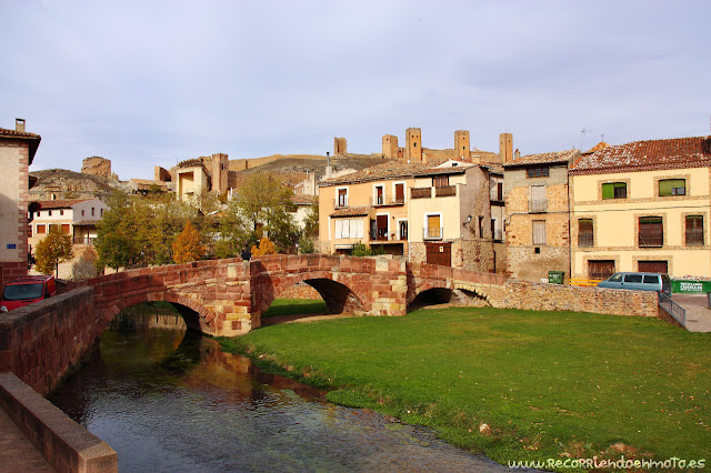 rio Gallo con puente viejo y castillo de Molina de Aragón