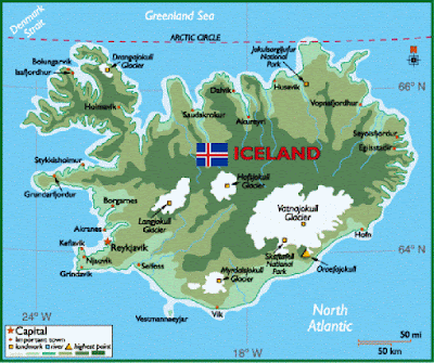 Sejarah Islandia Sejarah Islandia Orang pertama yang tinggal di Islandia adalah para pendeta Irlandia yang datang pada awal abad ke-9. Pada pertengahan abad ke-9, bangsa Viking bermigrasi dan tinggal di Islandia. Viking pertama yang tinggal di Islandia adalah Flóki Vilgerðarson. Dialah yang memberi Islandia nama seperti sekarang. Ingólfur Arnarson, seorang kepala suku dari Norwegia, tinggal dan menetap di barat daya Islandia dan mendirikan kota Reykjavik. Sekitar tahun 930-an, para penguasa Islandia mulai menulis konstitusi negara mereka. Mereka membuat apa yang dinamakan Althing, sejenis parlemen yang berkantor pusat di kota Þingvellir. Islandia dapat dikatakan sebagai negara bersistem demokrasi tertua yang masih bertahan sampai sekarang. Pada tahun 985, Erik si Merah diasingkan dari Islandia karena telah membunuh seseorang. Dia lalu berlayar ke barat dan menemukan Greenland. Anak Erik, Leif Erikson, menemukan Amerika pada tahun 1000 dan menamakannya Vinland. Perjalanan Erik, Leif, dan pengikutnya dikisahkan dalam sebuah saga. Pada tahun 1262, Islandia menjadi bagian dari Norwegia hingga pada tahun 1814 Islandia menjadi bagian dari Denmark. Pada akhir abad ke-19, banyak penduduk Islandia yang ingin memerdekakan dari Denmark. Pada tahun 1918, Islandia mendapatkan kedaulatannya, tetapi raja Denmark masih didaulat menjadi raja Islandia. Ketika Jerman menduduki Denmark pada tanggal 9 April 1940, Althing memutuskan bahwa Islandia adalah milik rakyat Islandia. Akan tetapi, mereka masih belum mendeklarasikan k