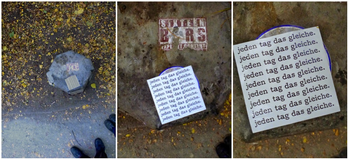 Auf einer Mülltonne klebt ein Aufkleber mit dem Text: jeden tag das gleiche. | jeden tag das gleiche. | jeden tag das gleiche. usw.
