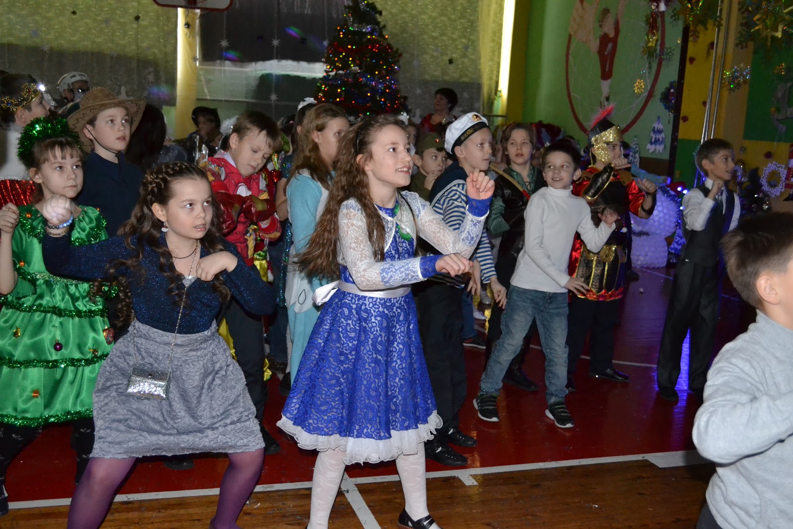 Что можно одеть в школу на елку. Дети на новогодней елке в школе. Дети в костюмах на утреннике. Костюмы на новогодний утренник в школу. Костюм ёлки.