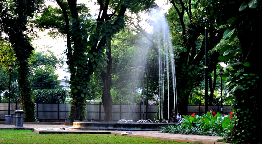 Taman Suropati Kesejukan Alami di Tengah Jantung Kota Jakarta