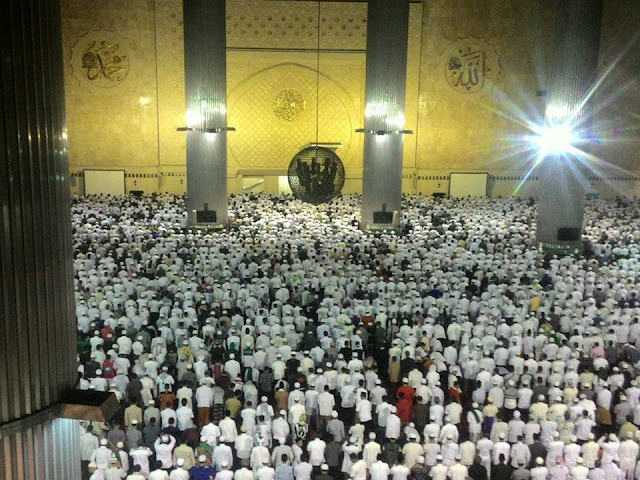 Sebelum Aksi 212 Dimulai, Sholat Subuh Di Istiqlal Serasa Di Masjidil Haram