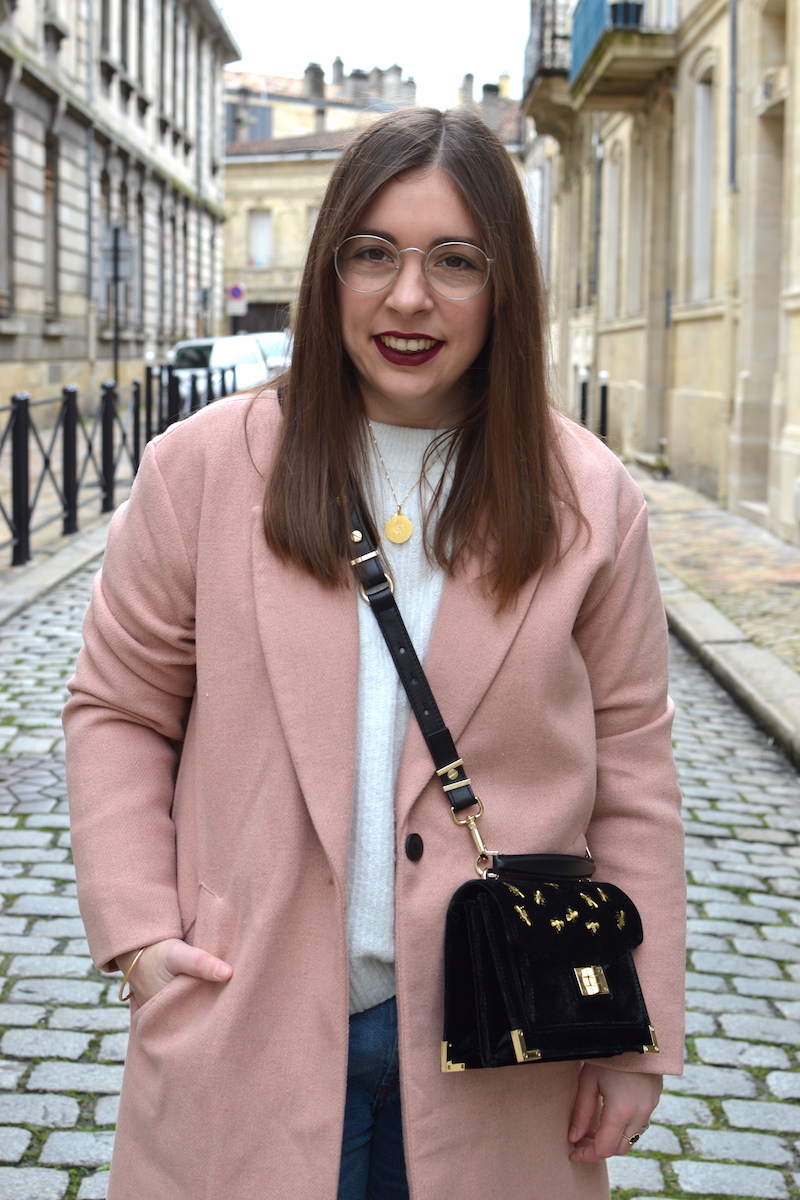 manteau rose Pull and Bear, tennis à clou Pull and Bear, sac Emily velours The Kooples, pull blanc H&M