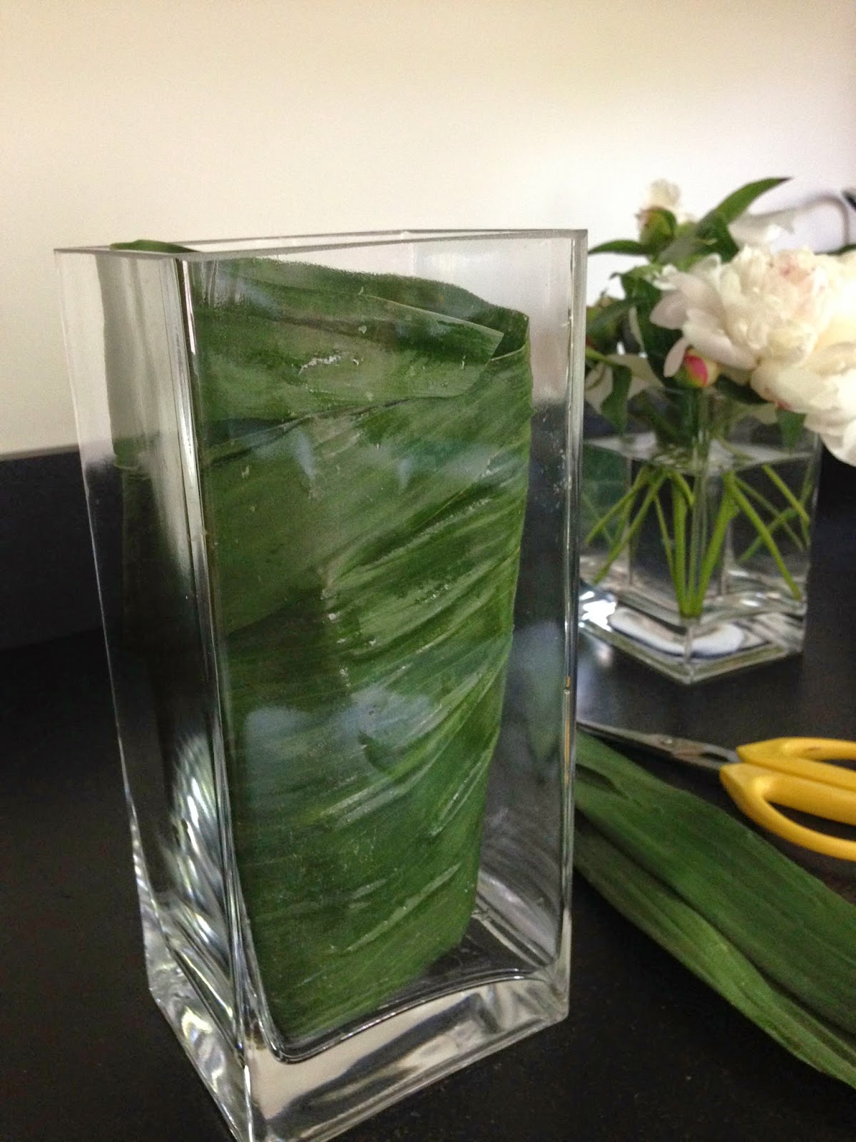bluemopheads Floral design how to line a clear vase like a pro...