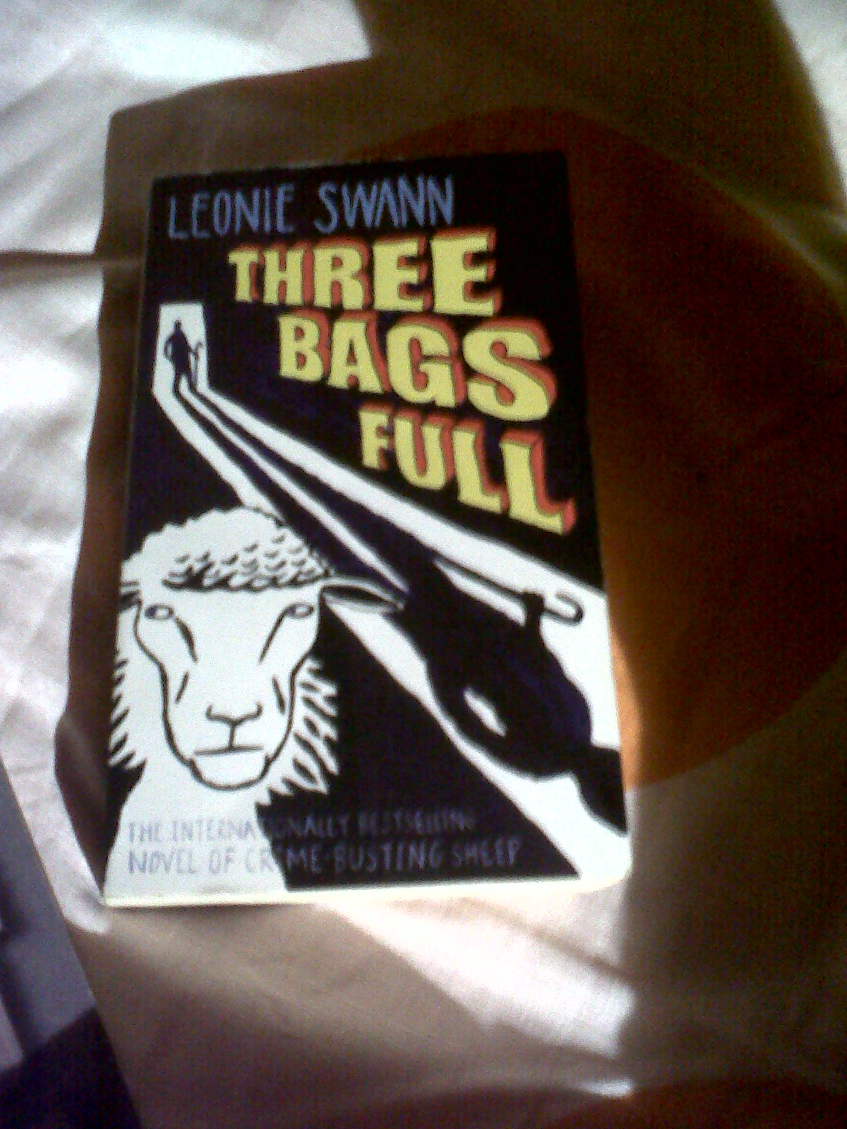 Si me muerdo la lengua me enveneno 31. Three Bags Full