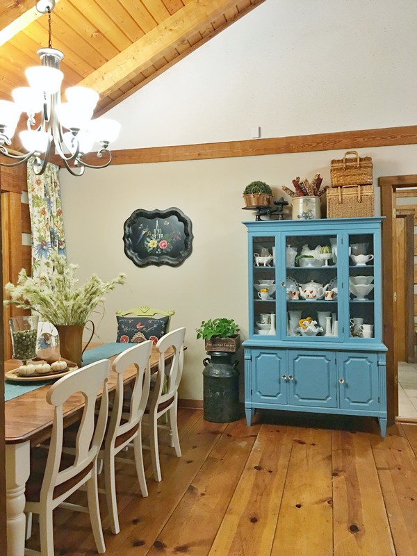 Cozy Fall Decor Ideas in a Log Cabin Kitchen