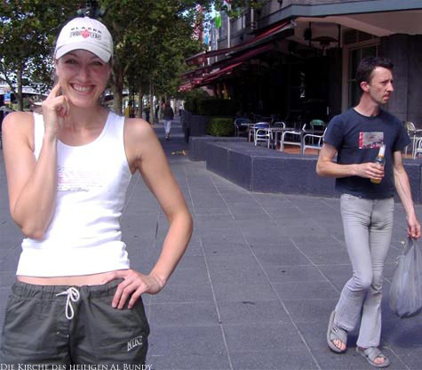 Lustige Fotos Mann in enger Jeans-Leggings Hose - dicke Beule - Witzige Menschen auf der Straße