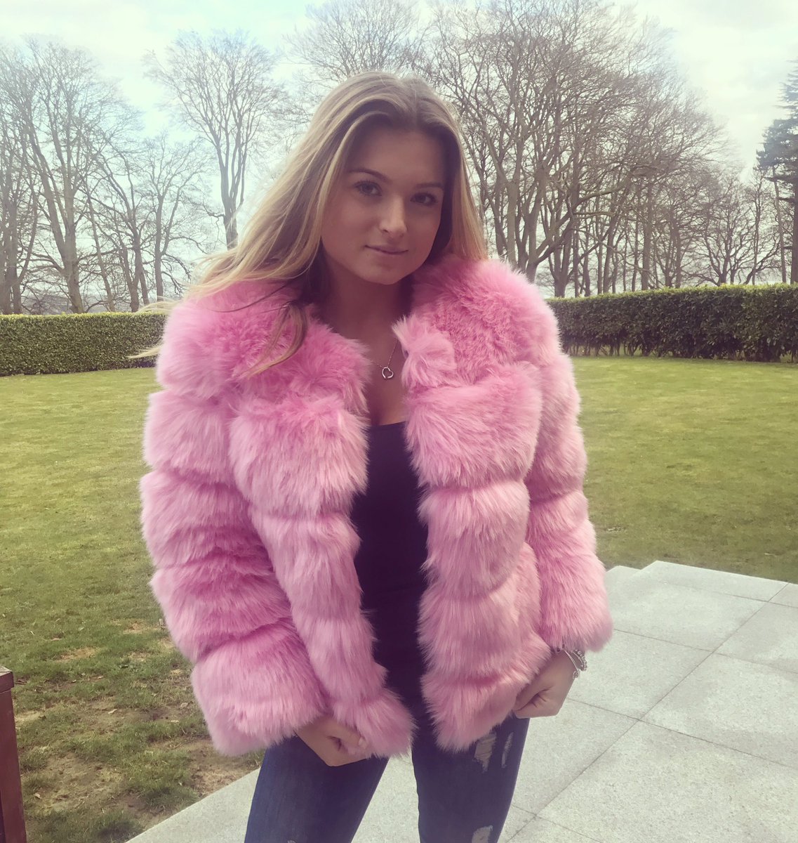 Reporting From The Fox Tower: Wallpaper of the Week: Zara Holland