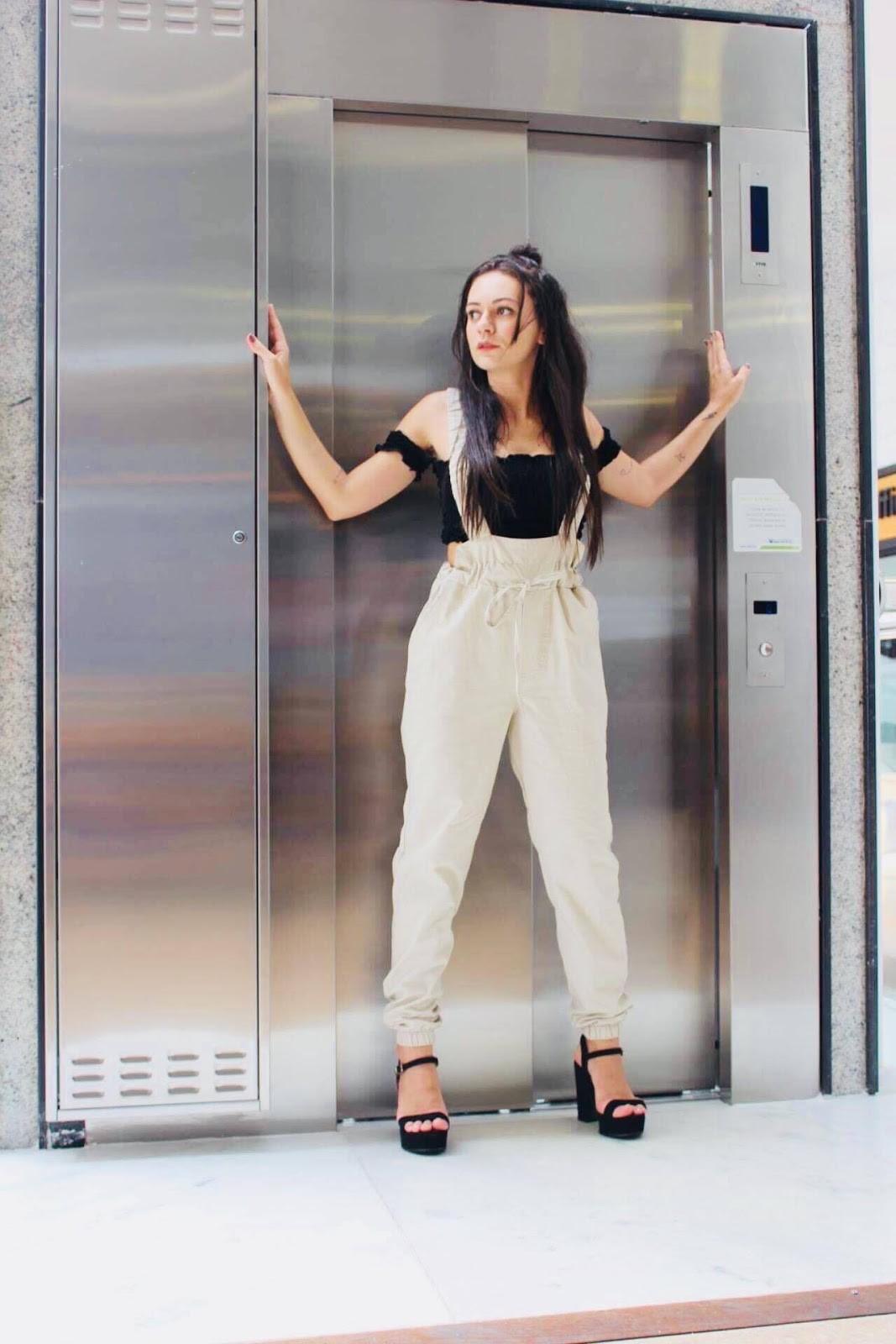 calça feminina com suspensorio