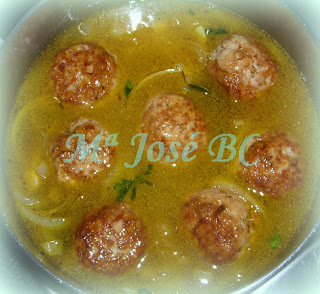 Albondigones+rellenos+en+salsa+de+cebolla+(3).JPG