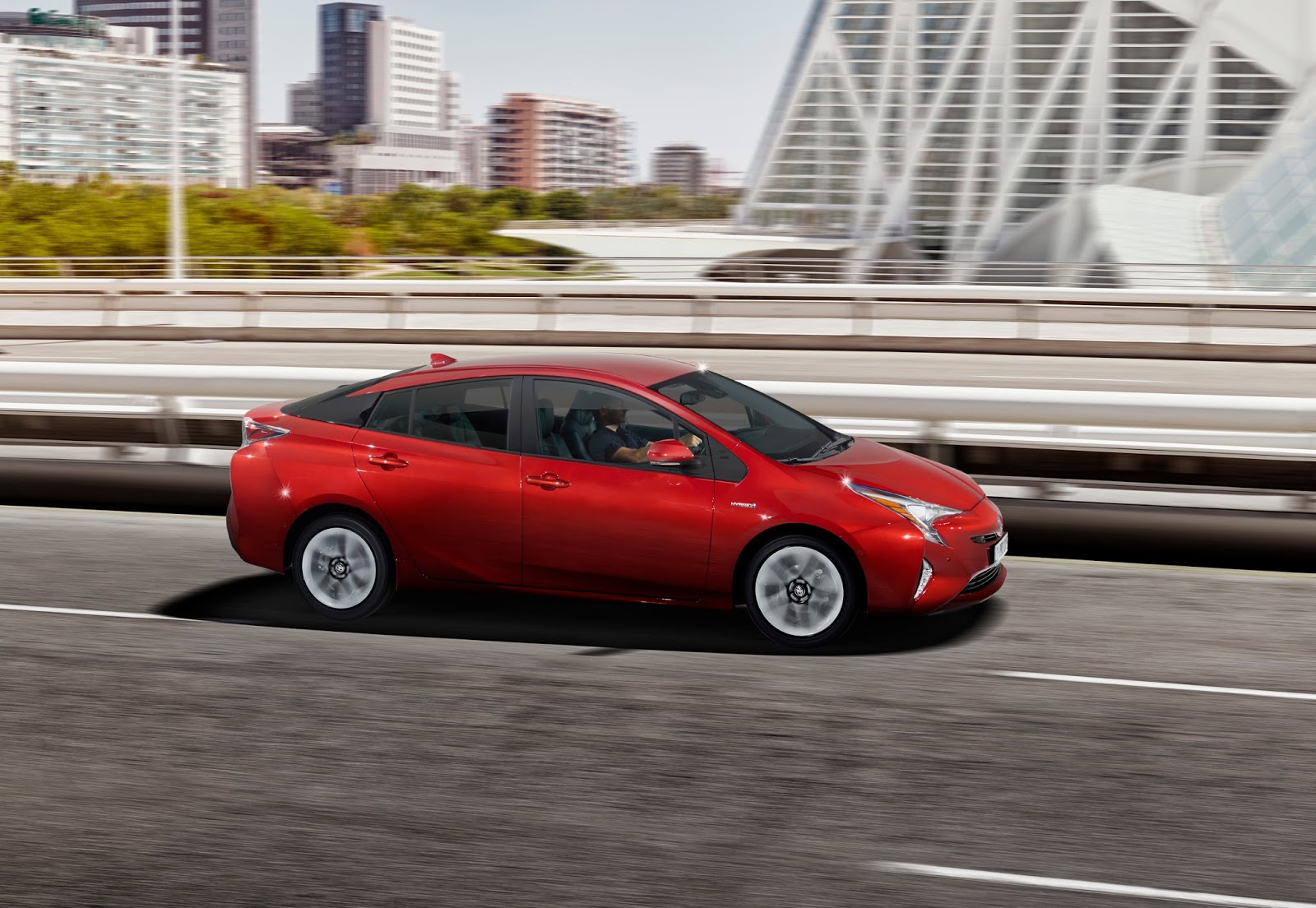 Toyota unveils Prius hybrid with 10% better fuel efficiency [VIDEO