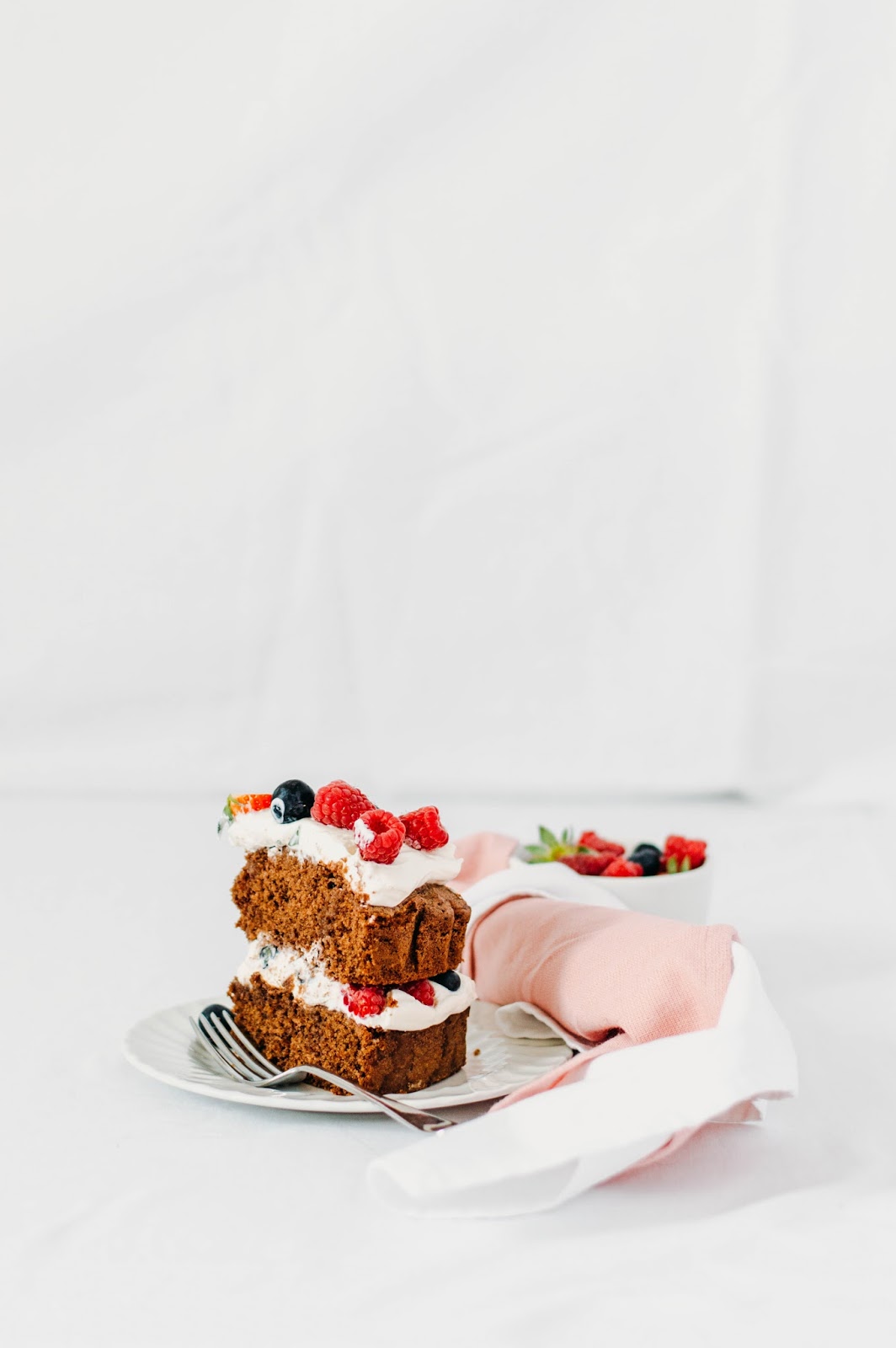 Chocolate and Cardamom Cake w/ Berries | https://oandrajos.blogspot.com