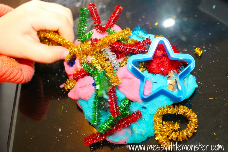 Playdough firework activity for toddlers and preschoolers. Great bonfire night or new years eve kids activity idea.