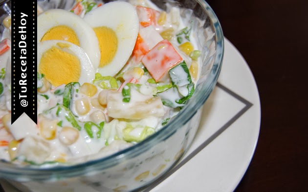 Ensalada de cangrejo (surimi) y piña