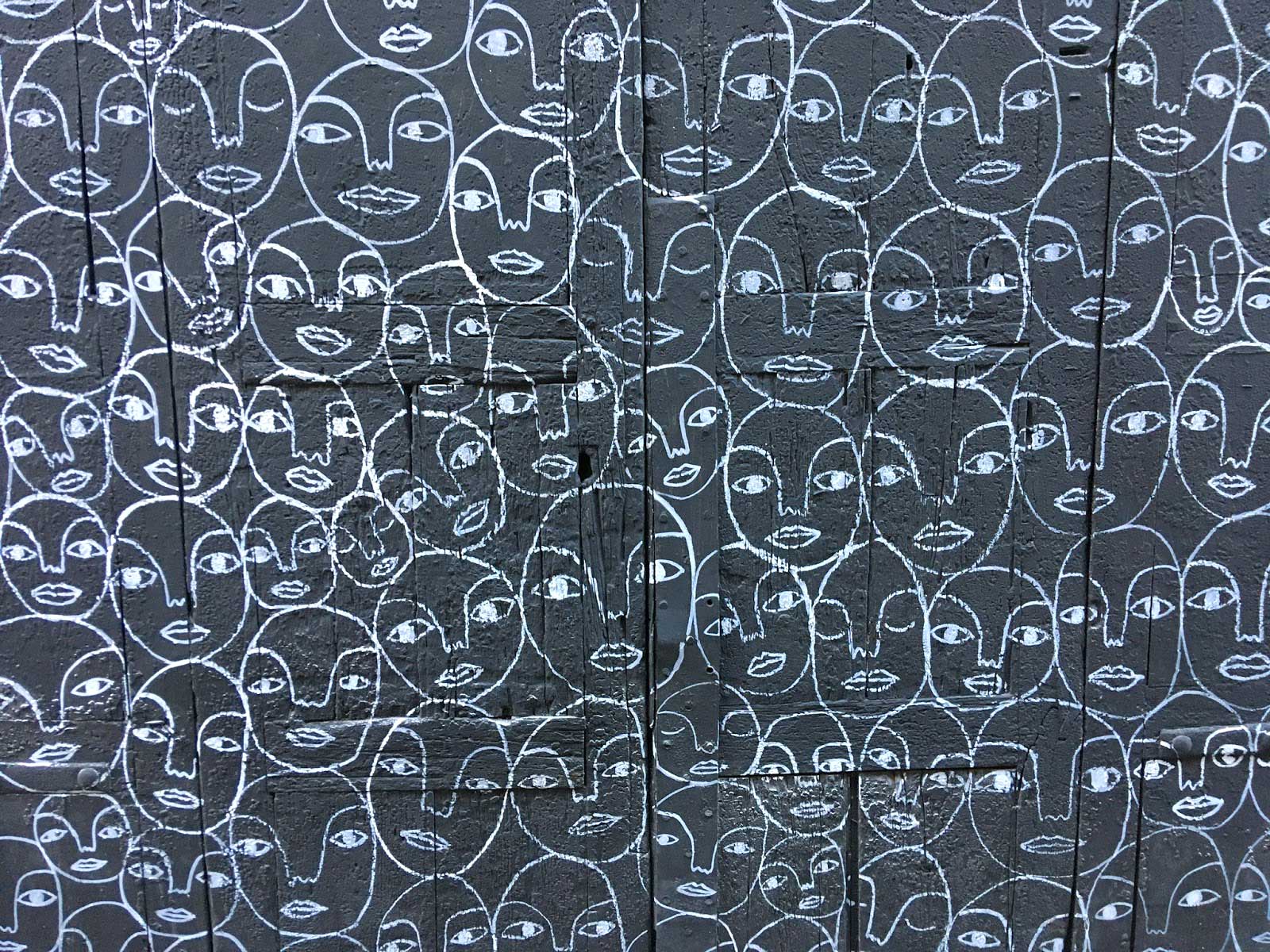 Caras en la calle Mozart, Gracia. Barcelona, 2019