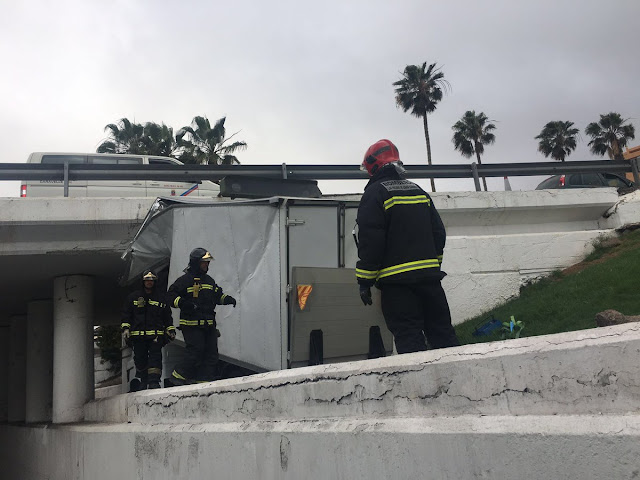 Camión se incrusta contra gálibo, Las Palmas de Gran Canaria