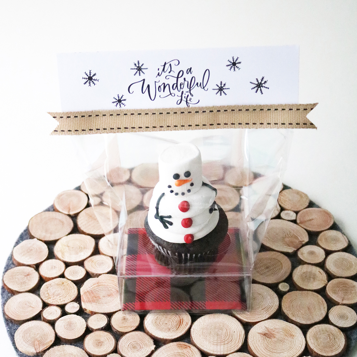 Snowman and Christmas tree cupcakes packaged for gift giving - free download for the gift topper printables | Creative Bag and Bake Sale Toronto