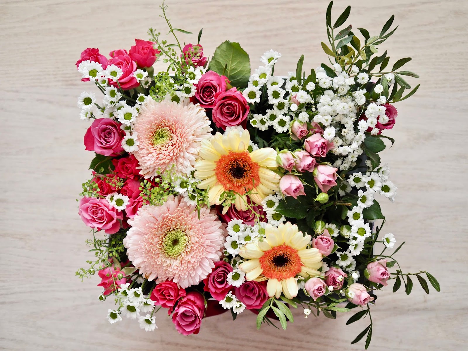 A DIY fresh flower bouquet box. Make your own.