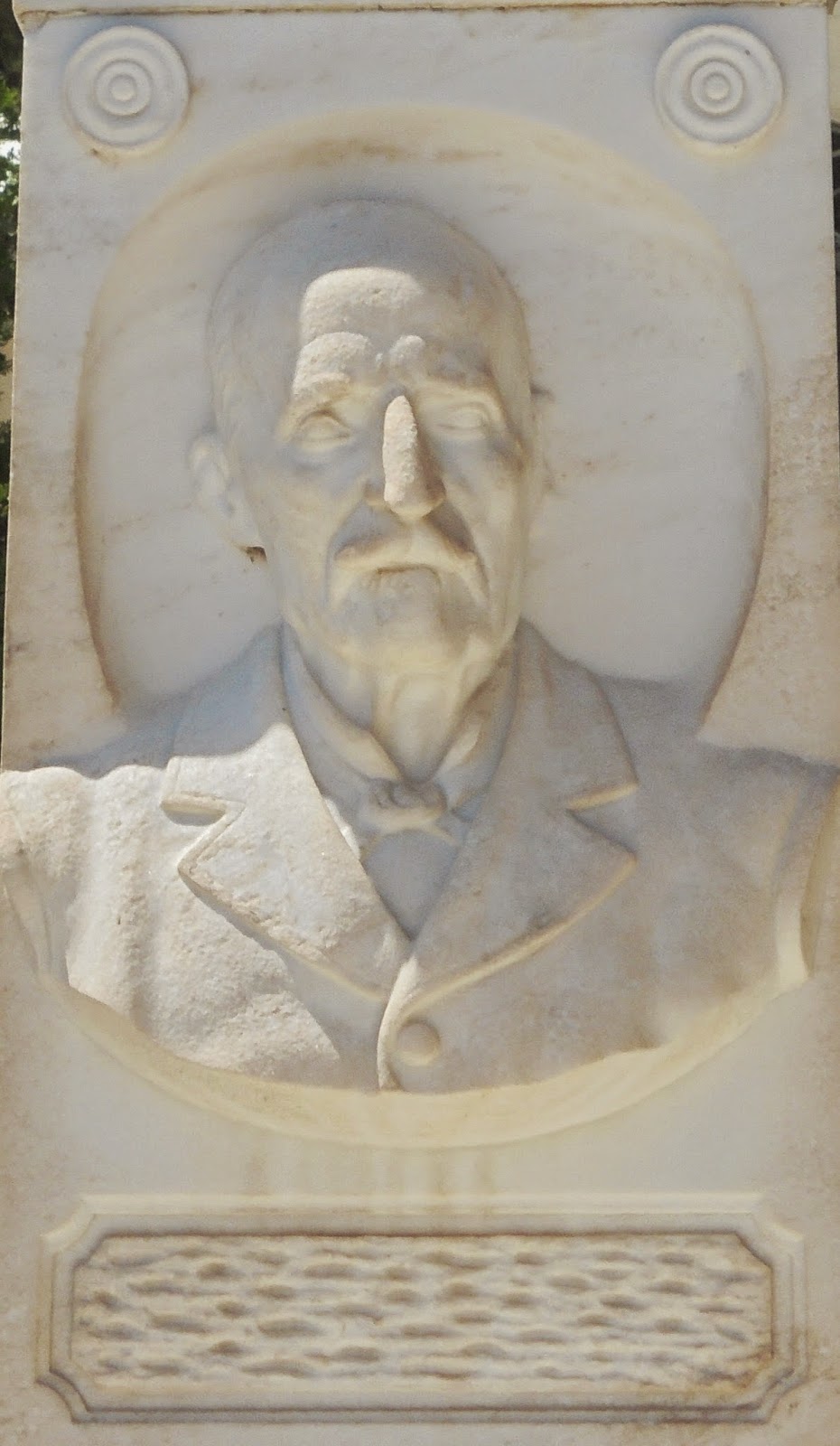 το ταφικό μνημείο του οίκου Μιχαήλ Εμπειρίκου στο νεκροταφείο της Άνδρου