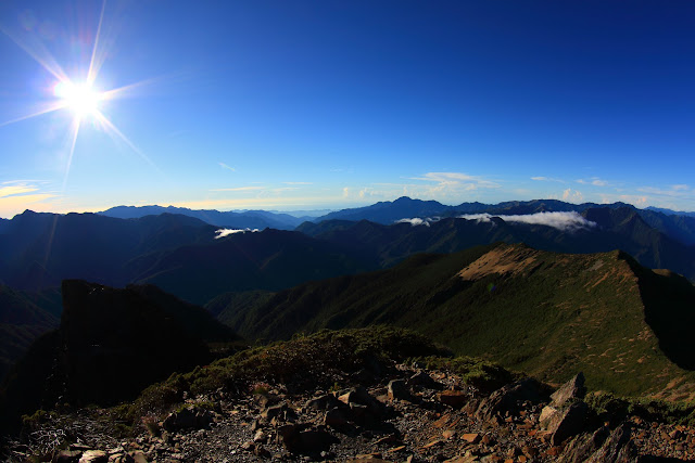 由玉山南峰望向東小南山稜線，後方為中央山脈南二段以及南一段群峰