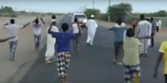 Puluhan muslim di sudan ramai-ramai begal pengguna jalan menjelang berbuka puasa Puluhan muslim di sudan ramai-ramai begal pengguna jalan menjelang berbuka puasa