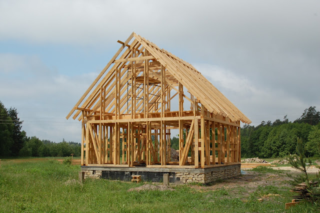 Dom-drewniany-w-trakcie-budowania